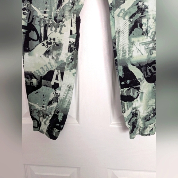 Urban Kids (Size Medium) Unisex Camo Graphic Cargo Pants - Picture 3 of 14